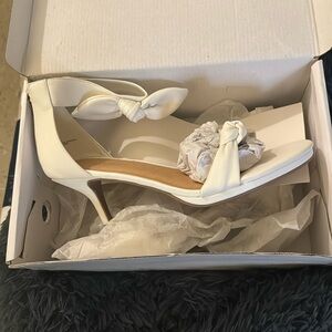 Stunning Ashley Stewart style size 10W in white strap sandals